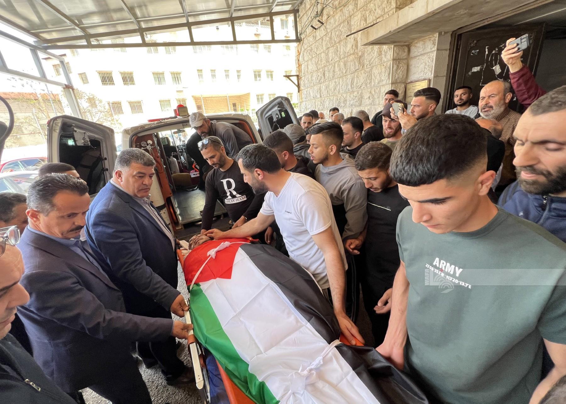 وداع وتشييع جثمان الشهيد أحمد نصاصرة من أمام مستشفى رفيديا في نابلس (تصوير: أيمن النوباني/وفا)